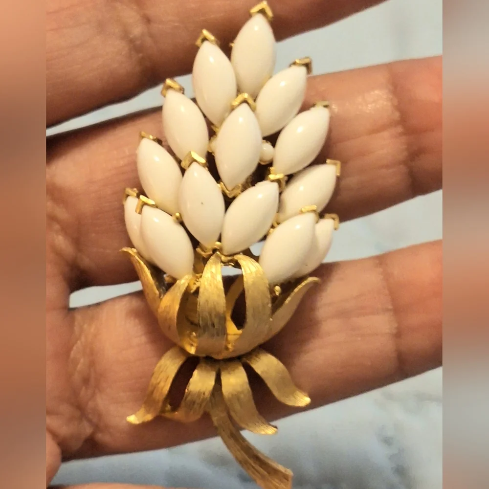 Vintage Crown Trifari Gold Tone‎ Floral Brooch White Cabachone Stones MB